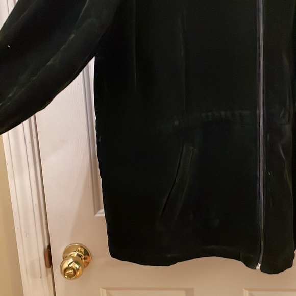 Van husen coat.. it is velvet with fleece lining it fits more like a xl. - Picture 3 of 6